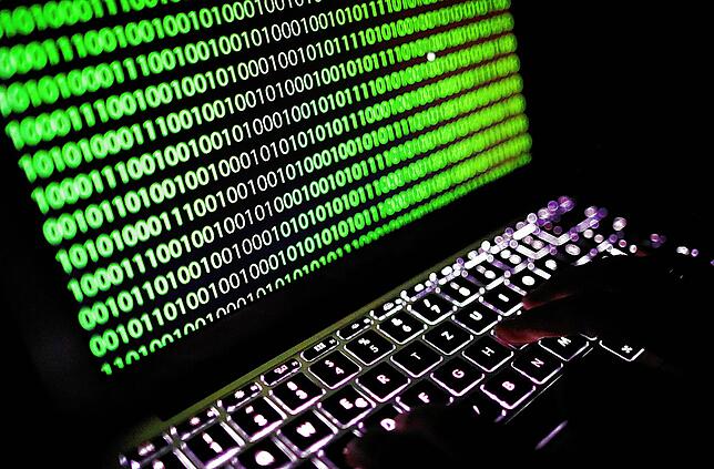 Auf dem Bildschirm eines Laptops ist der Binärcode zu sehen. Das Prinzip – eins oder null, ja oder nein, an oder aus – hat ...