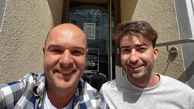 Haben nach der Mittagspause im Zwölfe in der Scheffelstraße in Singen gut lachen: SÜDKURIER-Redakteur Matthias Güntert (links) und ...