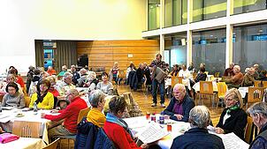 Bei dem wöchentlichen Treffen im Kurhaus sind mit der Zeit viele Freundschaften entstanden. Die Sänger freuen sich an dem schönen ...