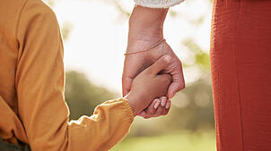 Nicht nur ältere Menschen, sondern auch Kinder und Jugendliche können pflegebedürftig werden.