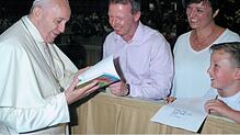 Drei Böhringer und ihre zwei Minuten mit dem Papst: Franziskus blättert im Buch "Anton und der Papst", Autor Thomas Welte mit Frau Antje ...