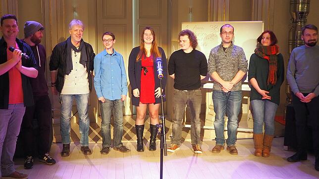 Sie sorgen im Museum Art-Plus für einen wunderbar unterhaltsamen Abend: Moderator Elias Raatz (von links), die Slammer Malte Küppers, ...
