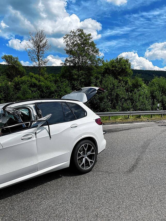 Bremsspuren. Der Wagen dreht sich mehrfach, ehe er zum Stehen kommt.