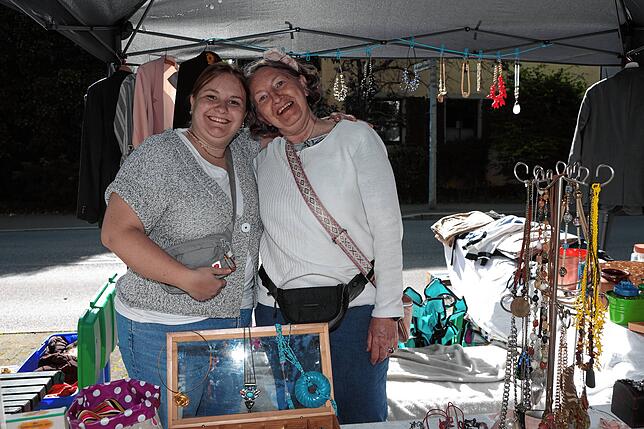 Bild 40: Konstanz: Auf zum Deutsch-Schweizer Flohmarkt! Diese Besucher und Verkäufer sind dabei
