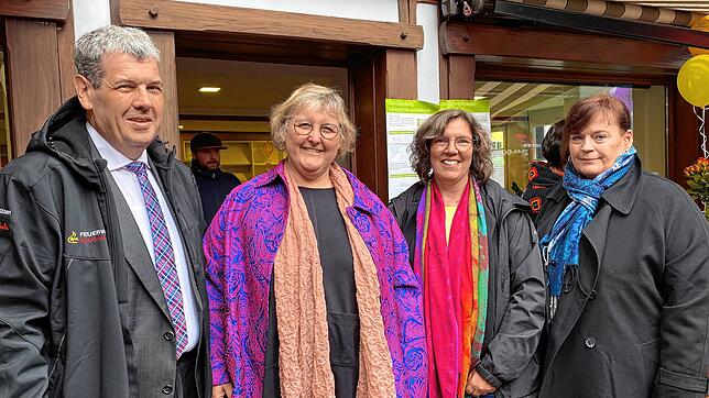 Bürgermeister Peter Schelshorn, Landesbischöfin Heike Springhart, Karin Racke (Diakonisches Werk Lörrach) und Elke Zimmermann-Fiscella ...