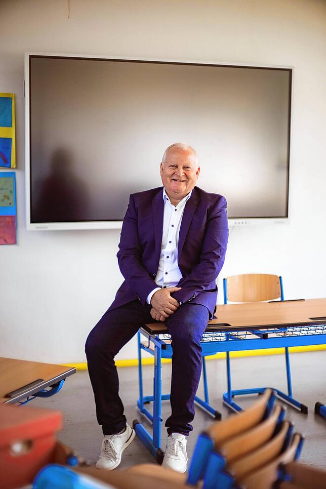 Digitale Tafeln haben die Stettener Grundschüler bereits im Frühjahr 2024 bekommen. Im neuen Jahr will Bürgermeister Daniel Heß weiter ...