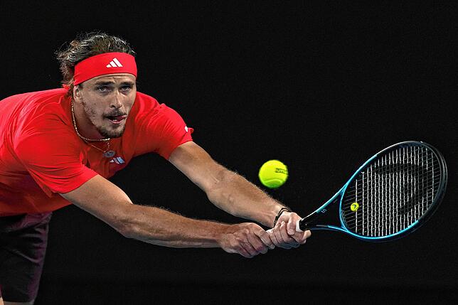 Alexander Zverev spielt einen Rückhand-Return.