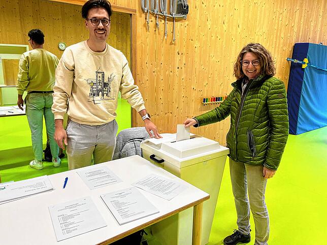 Helga Grosser wirft ihren Stimmzettel in die Wahlurne.