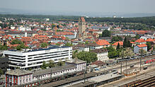 Die Stadt Singen räumt auf: Das Bild zeigt im Vordergrund den Bahnhof, der gegenüberliegende weiße Gebäudekomplex samt rückwärtiger ...