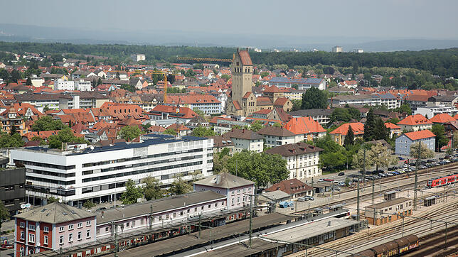Die Stadt Singen räumt auf: Das Bild zeigt im Vordergrund den Bahnhof, der gegenüberliegende weiße Gebäudekomplex samt rückwärtiger ...