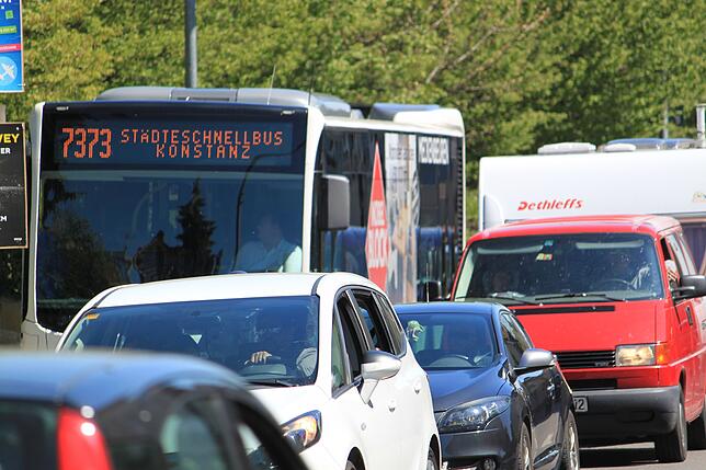 Sinnbildlich: Ein Städteschnellbus der RAB-Linie 7373 Ravensburg – Konstanz steht in der Markdorfer B-33-Ortsdurchfahrt im Stau. ...