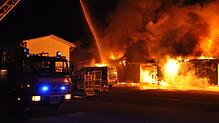 Das Gebäude der Globusfabrik Columbus steht in Flammen.
