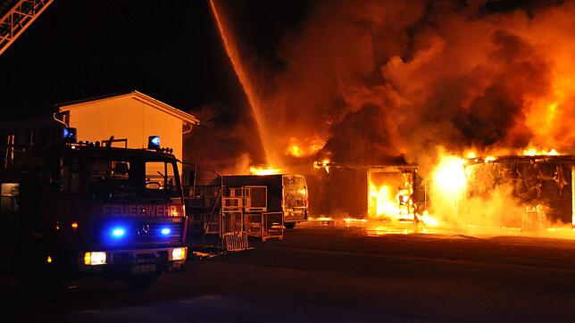Das Gebäude der Globusfabrik Columbus steht in Flammen.