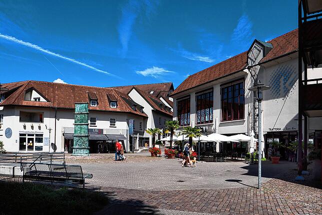 Der heutige Rudolf-Eberle-Platz mit Stele, Kursaal und Gastronomie. Unter dem Platz befindet sich eine große Tiefgarage.