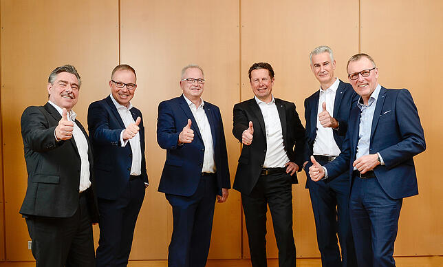 Die beiden Vorstände der Volksbank Schwarzwakd-Baar-Hegau und der Volksbank in der Ortenau haben den Bankenzusammenschluss beraten und ...