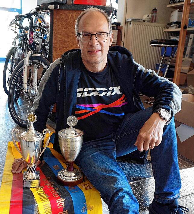 Reich dekoriert: Manfred Baumbach ist in den 80er Jahren im damaligen Velo-Club Waldshut erfolgreich Rennen gefahren, den Pokal links ...