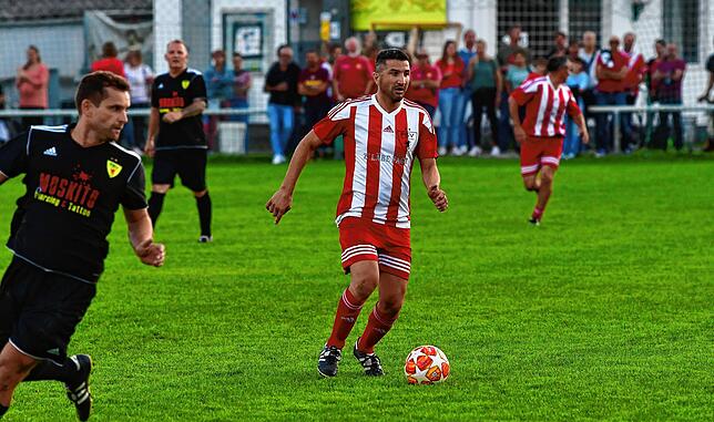 Bild 23: Zwölf Tore fallen beim Derby der Legenden in Rheinfelden &ndash; und wir haben die Bilder!