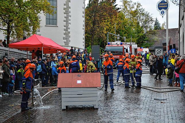 Vor der Hauptübung zeigt die Jugendfeuerwehr ihr Können.