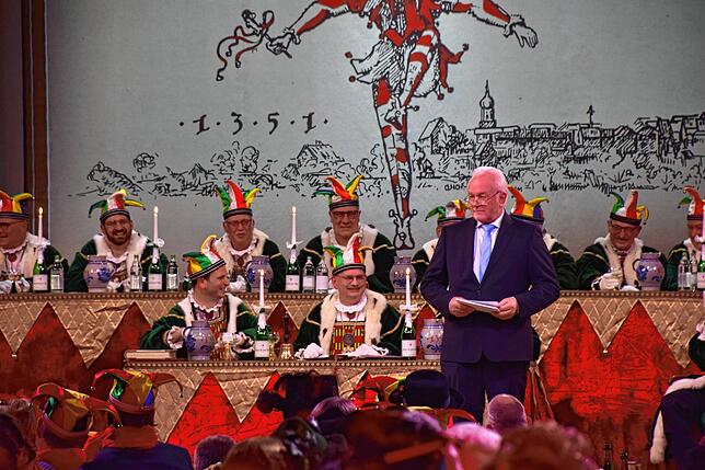 Kubicki vor den Richtern: Eine Szene aus dem Narrengericht.