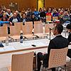 Etwas mehr als 100 Menschen waren zur Einwohnerversammlung in die Stadthalle gekommen, um sich über die Sanierung des Busbahnhofs und ...
