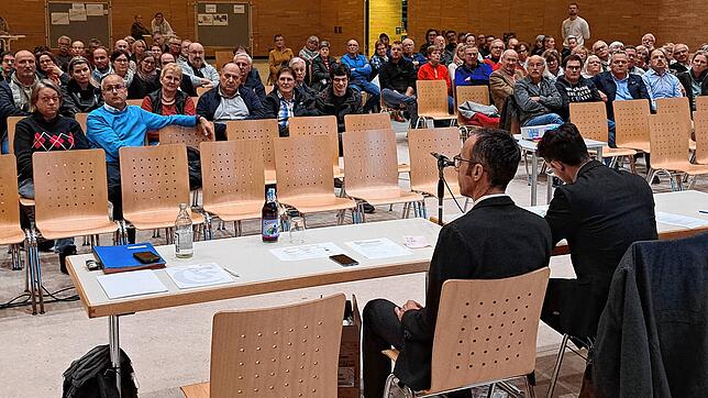 Etwas mehr als 100 Menschen waren zur Einwohnerversammlung in die Stadthalle gekommen, um sich über die Sanierung des Busbahnhofs und ...