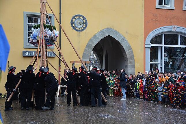 Bild 2: Meersburg im Fasnetsfieber: 1.800 Hästräger ziehen durch die Altstadt – Bilder!
