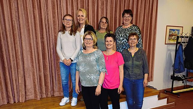 Der Vorstand, vorne v.l. Kerstin Gampp, Sabine Isele und Michaela Gänswein. Hinten v.l. Ursula Grüdl, Jana Kalt, Angelika Hilpert und ...