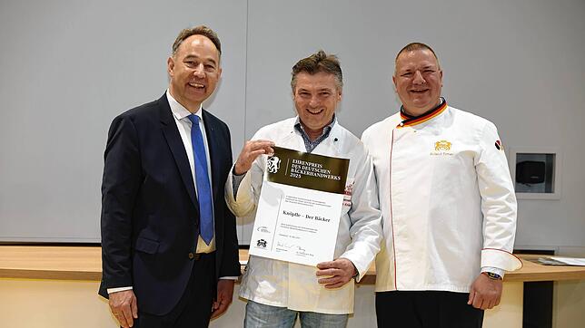 Friedemann Berg, Hauptgeschäftsführer des Zentralverbandes des Deutschen Bäckerhandwerks (links), Bäckermeister Stefan Knöpfle (Mitte), ...