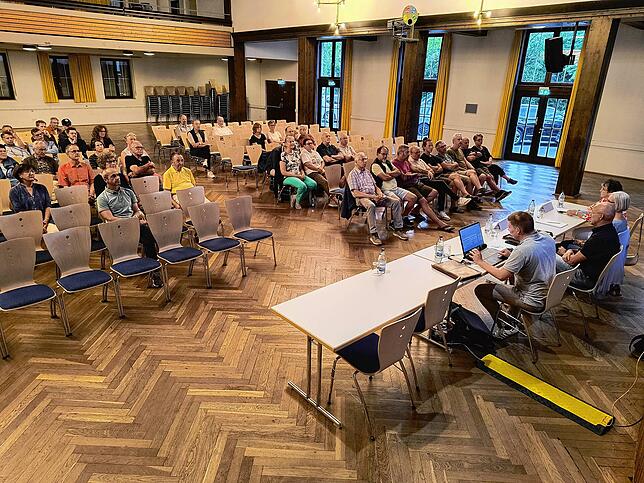 Viele lichte Reihen: Rund 50 Interessierte waren am Mittwochabend zur Starkregen-Bürgerinfo in die Stadthalle gekommen. Eine weitere ...