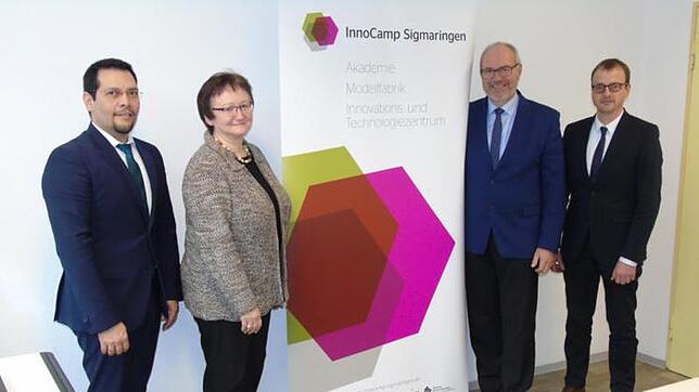 Sie freuen sich über das neue Logo für das Innocamp (von links): Alejandro Palacios-Tovar, Geschäftsführer der Wirtschaftsförderung, ...