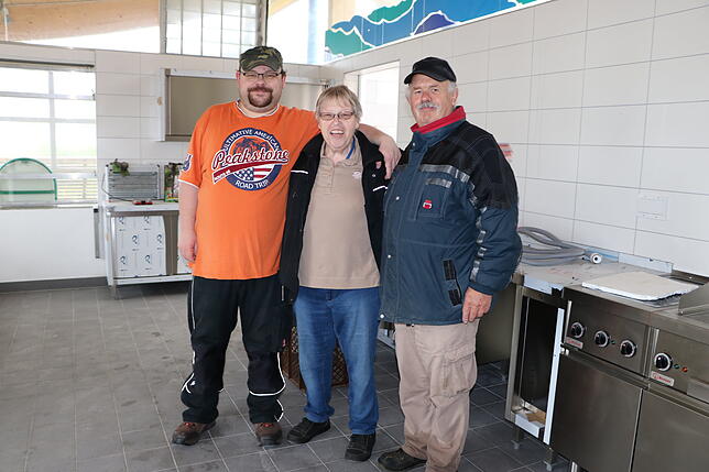 Angelika, Manfred und Christoph Preiser freuen über mehr Platz im Kiosk sowie die neue Küche.