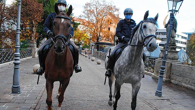 Die Polizeireiterstaffel Mannheim war am Montag, 2. November 2020, in Waldshut im Einsatz. Die Polizeibeamten Christin Linowski und ...