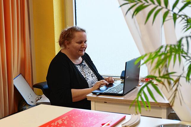 So sieht das Büro in der Krippe aus: Laura Ilje trennt bei der organisatorischen Arbeit nur ein Regal von den Kleinkindern. ...