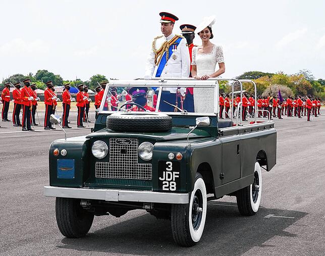 Eines der kritisierten Bilder: Prinz William und Herzogin Kate kommen in Kingston (Jamaika) in einem Auto zur Eröffnungsparade der ...