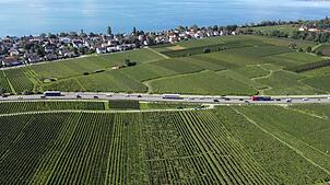 Stau auf der Bundesstraße 31 vor Hagnau. Mancher, der hier steht, wird sich fragen, weshalb gibt es am Bodensee keine Autobahn? Das ...