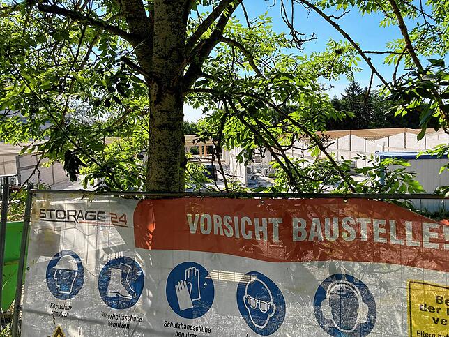 Bauherr ist Storage 24, links oben auf dem transparent zu sehen.