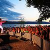 Der „Papi“ und seine Fans: Rainer Vollmer, Frontmann von Papi‘s Pumpels im Überlinger Uferpark beim „Schlager Beach“ im Rahmen des Sound ...