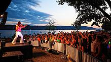 Der „Papi“ und seine Fans: Rainer Vollmer, Frontmann von Papi‘s Pumpels im Überlinger Uferpark beim „Schlager Beach“ im Rahmen des Sound ...