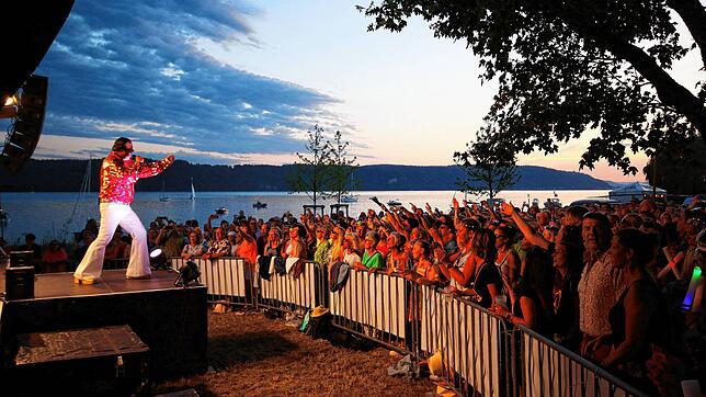 Der „Papi“ und seine Fans: Rainer Vollmer, Frontmann von Papi‘s Pumpels im Überlinger Uferpark beim „Schlager Beach“ im Rahmen des Sound ...