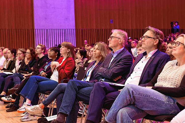 Bild 12: Volles Haus bei „Klasse!“-Veranstaltung in Singen: 850 Schüler lernen Umgang mit Fake News