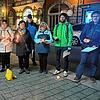 Menschen stehen in der Hauptstraße in Stockach und halten Kerzen in der Hand zu Gedenken an die Opfer der Reichspogromnacht im November ...