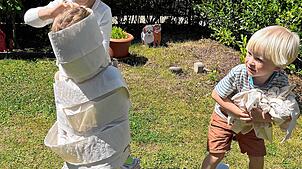 Das Mumienspiel beim Kindergeburtstag produziert viel Müll – das räumt der kleine Bruder lieber gleich auf.