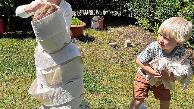 Das Mumienspiel beim Kindergeburtstag produziert viel Müll – das räumt der kleine Bruder lieber gleich auf.