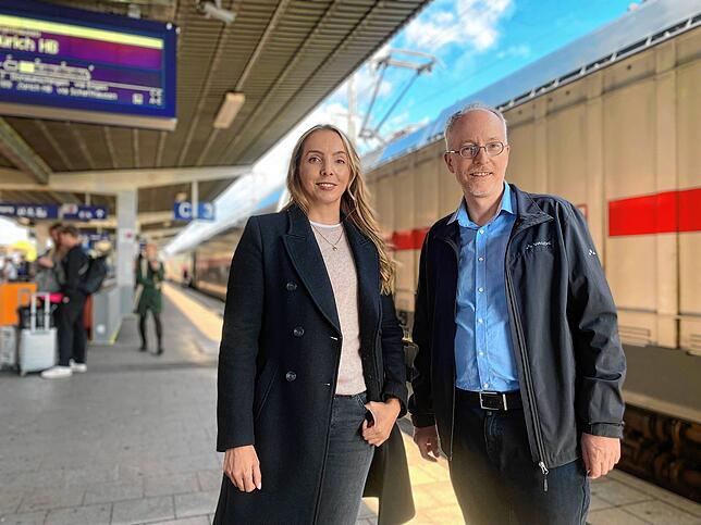 Die Landtagsabgeordnete für den Wahlkreis Singen, Saskia Frank (Grüne) hat ihren Parteikollegen Matthias Gastel zum Bahnsteiggespräch ...