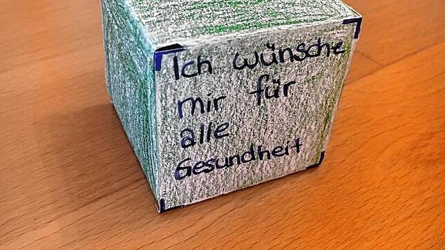 &bdquo;Ich wünsche mir für alle Gesundheit&ldquo;, hat Angelina auf ihren Würfel geschrieben.