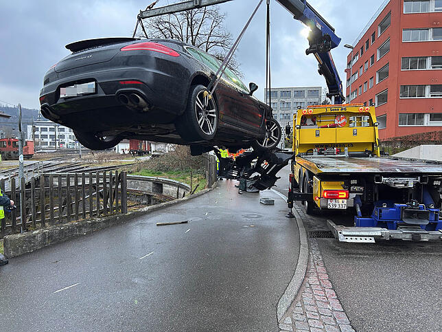 Das Unfallauto hängt am Seil des Abschleppdiensts.