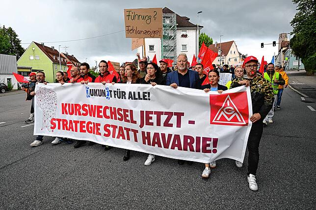 Mitarbeiter der ZF Friedrichshafen laufen in einem Demonstrationszug zum Forum des Automobilzulieferer-Konzerns.