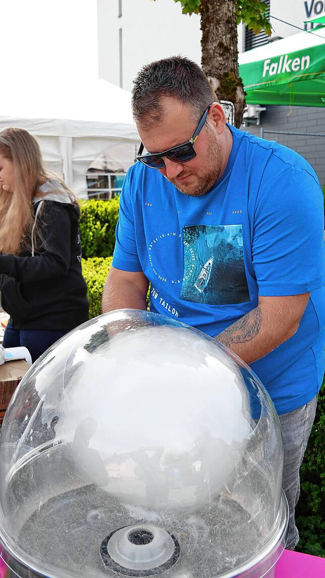 Bild 20: Strahlendes Altweiberwetter beim Albbrucker Dorffest: Tolle Stimmung und buntes Programm