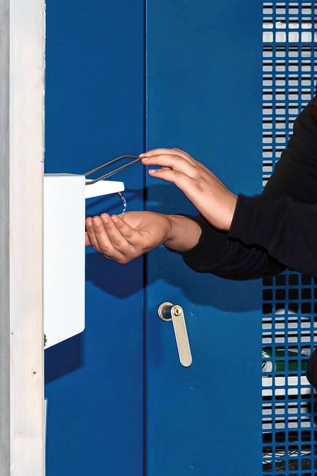 Hände desinfizieren ist im Eingangsbereich der Schule Pflicht.