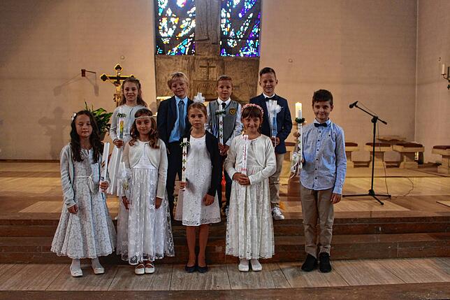 Neun Mädchen und Jungen sind in der Pfarrkirche St. Antonius in Großschönach zum ersten Mal zum Tisch des Herren gegangen. Nachdem Ende ...